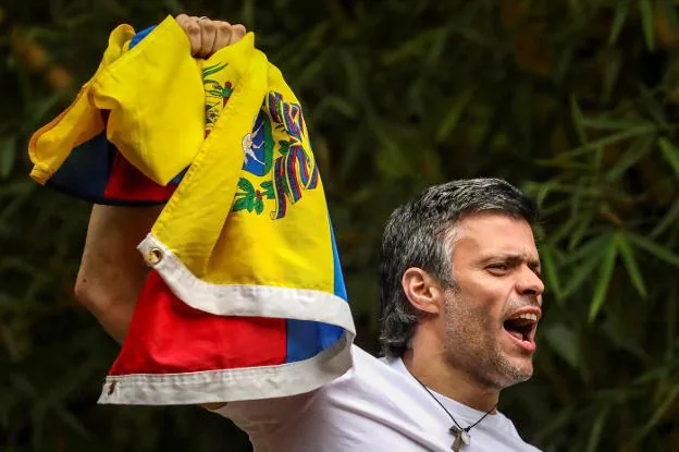 Leopoldo López, símbolo de la lucha opositora, saluda a seguidores en Caracas. :: Miguel Gutiérrez/ efe