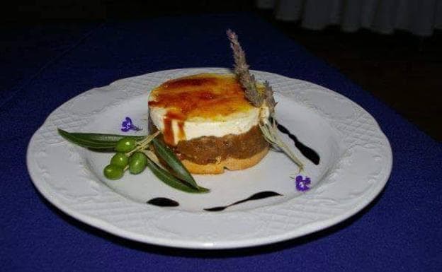 Timbal de foie con compota de manzana y crema de queso de cabra en Restaurante La Piscina.