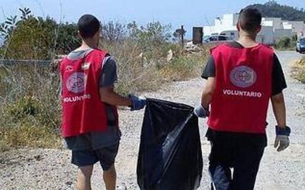 Voluntarios recogen basuras. 
