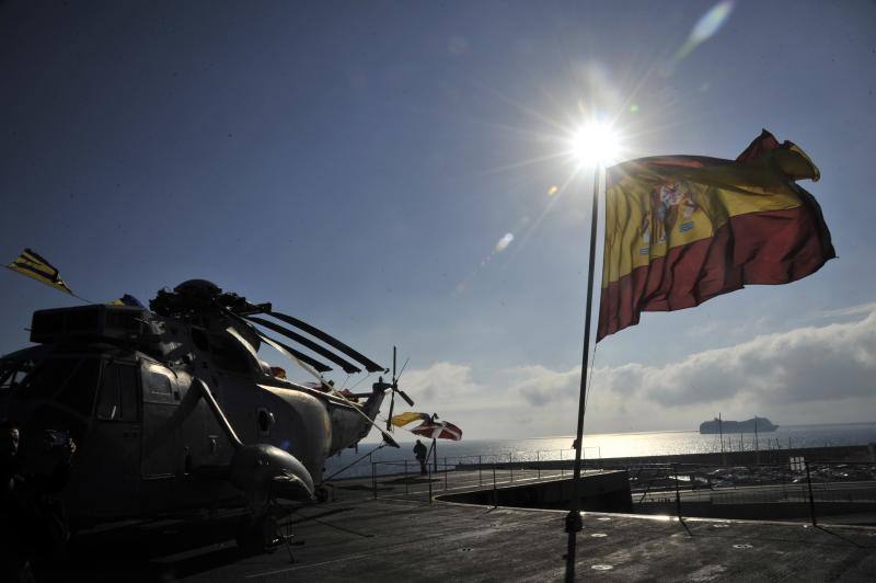 Fotos de la jura de bandera civil en el portaaviones Juan carlos I en Málaga (I)