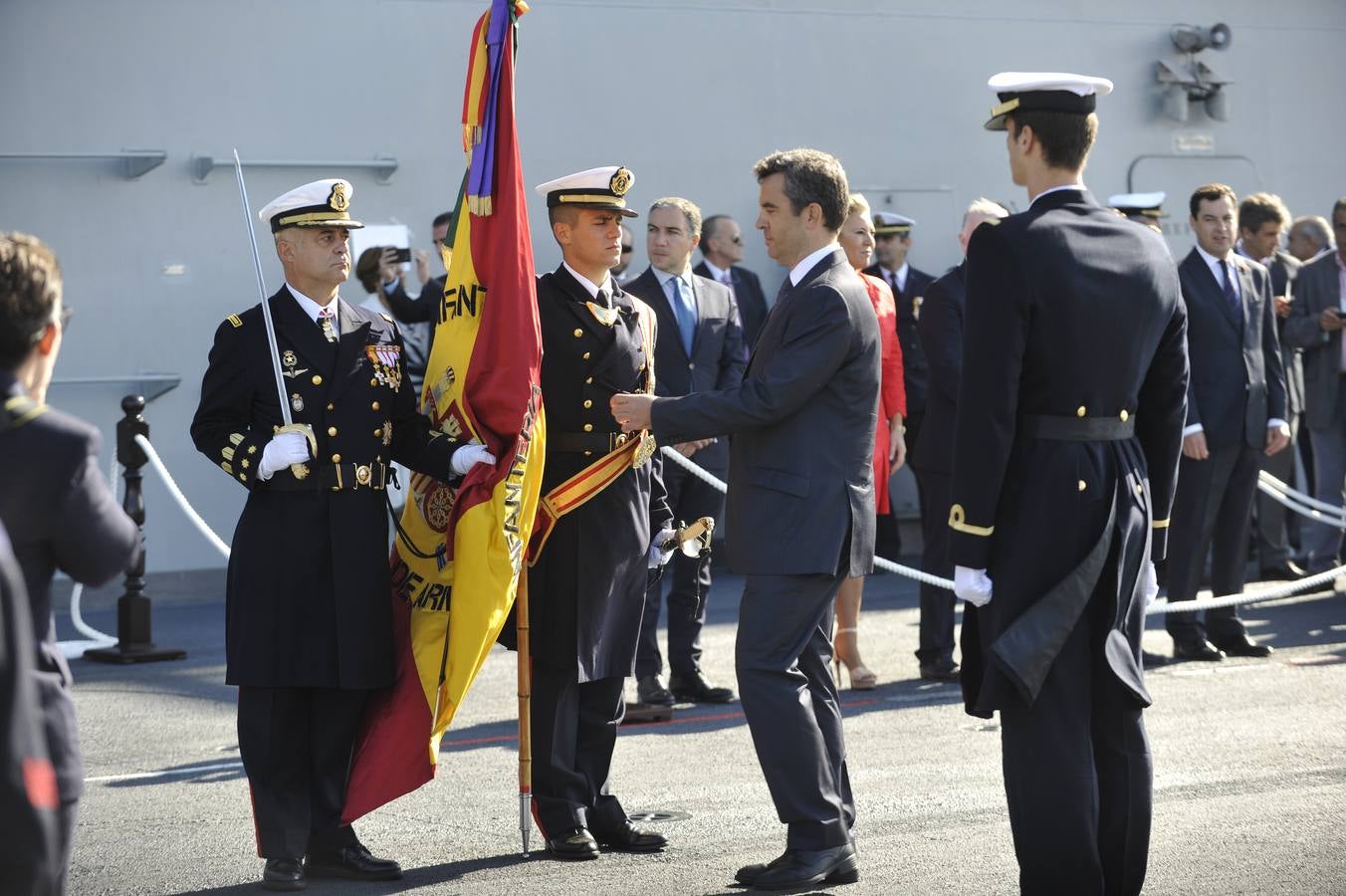 Fotos de la jura de bandera civil en el portaaviones Juan carlos I en Málaga (I)