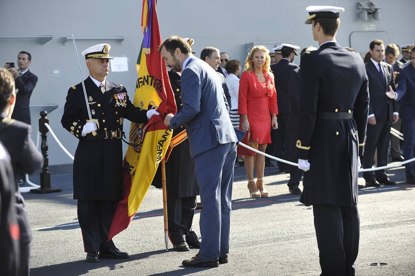 Fotos de la jura de bandera civil en el portaaviones Juan carlos I en Málaga (I)