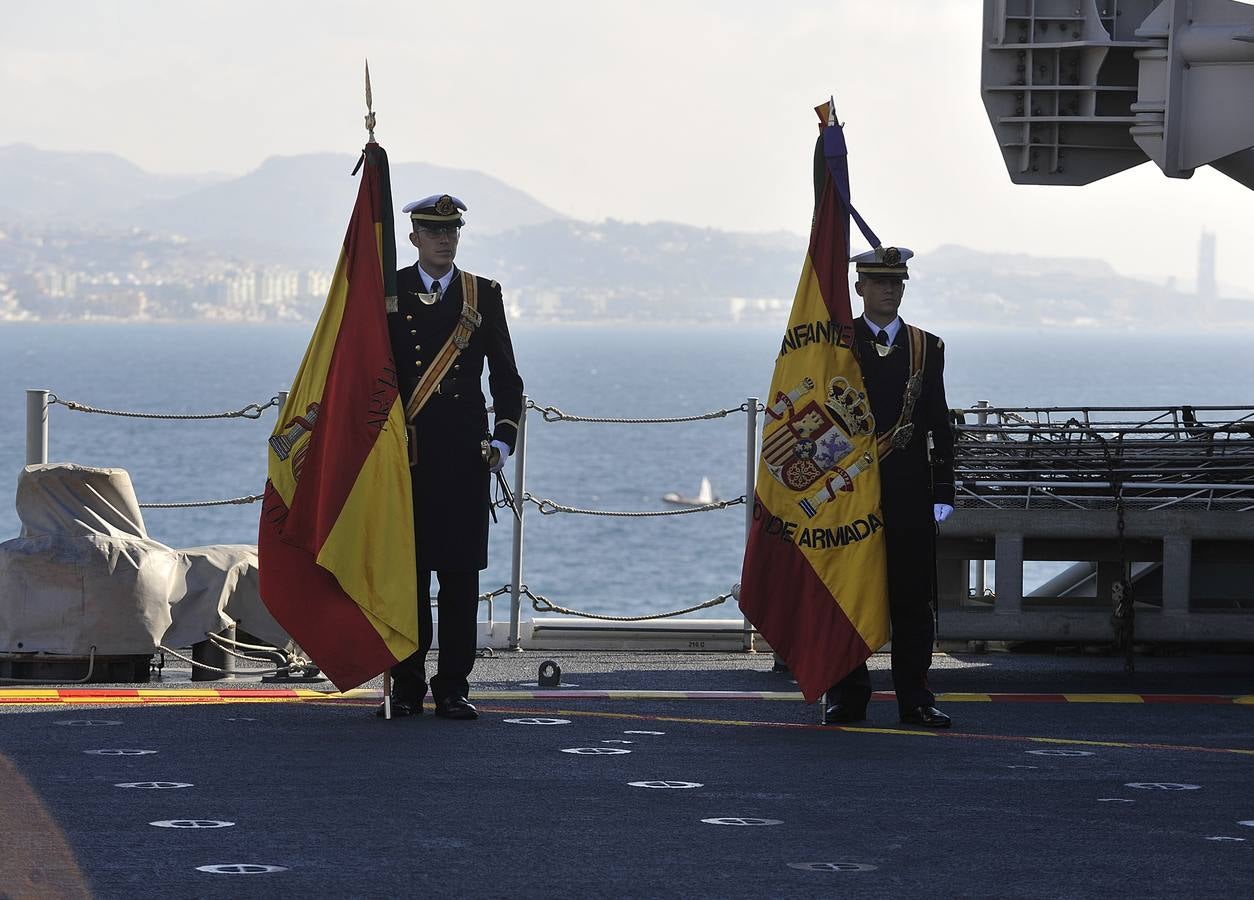 Fotos de la jura de bandera civil en el portaaviones Juan carlos I en Málaga (I)