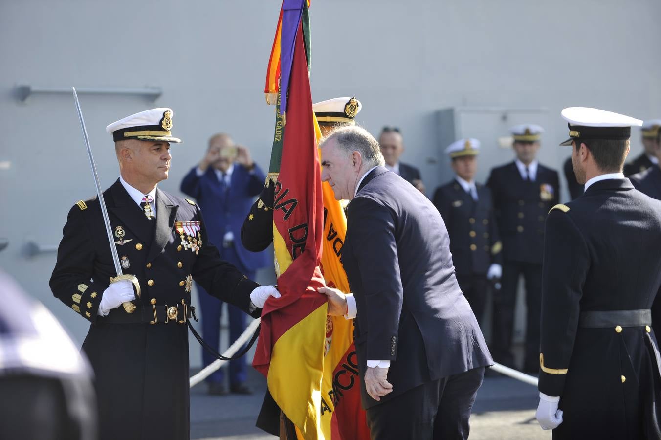 Fotos de la jura de bandera civil en el portaaviones Juan carlos I en Málaga (III)