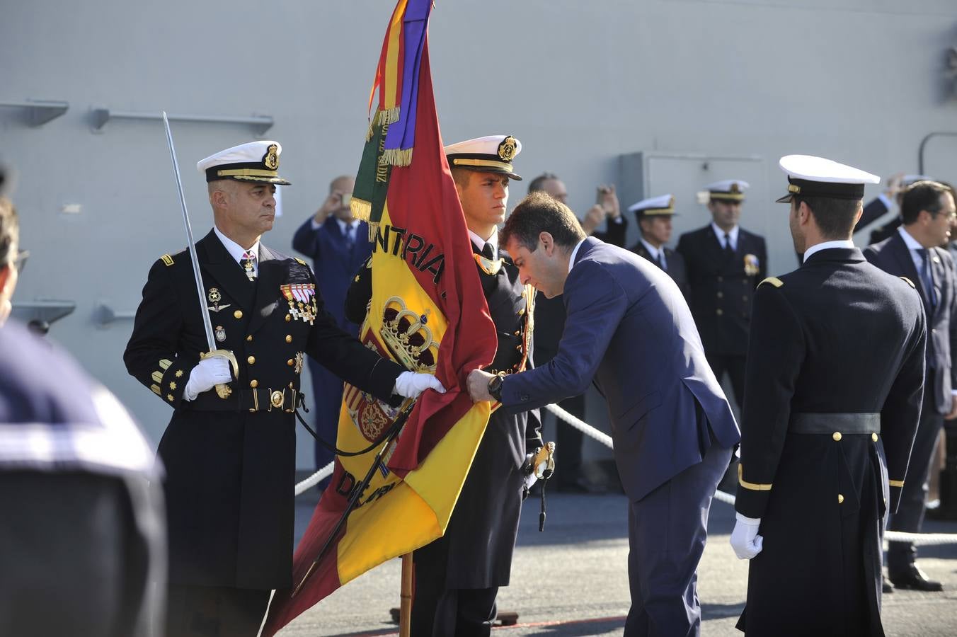 Fotos de la jura de bandera civil en el portaaviones Juan carlos I en Málaga (III)