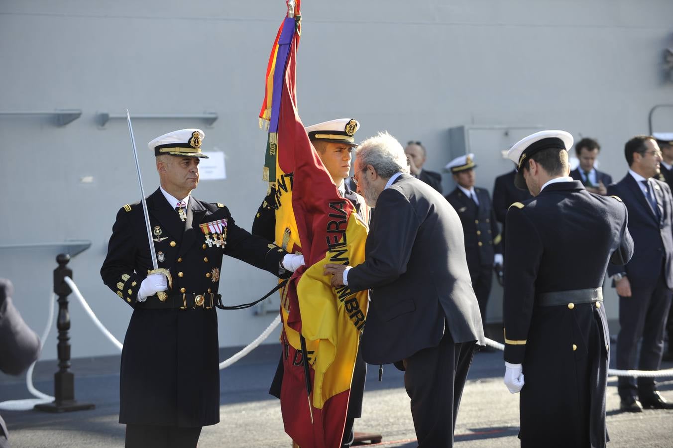 Fotos de la jura de bandera civil en el portaaviones Juan carlos I en Málaga (III)