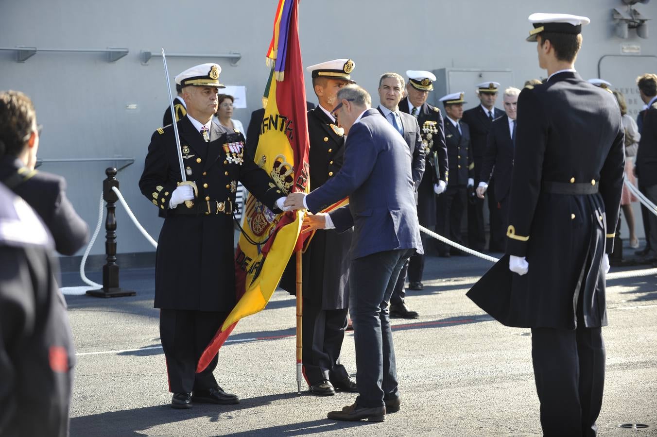 Fotos de la jura de bandera civil en el portaaviones Juan carlos I en Málaga (III)