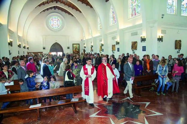 Celebración de una misa en la iglesia de La Cala del Moral. :: s. f.