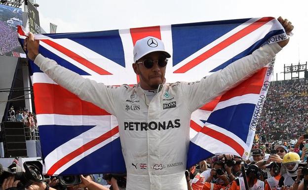 Lewis Hamilton celebra la consecución del título.