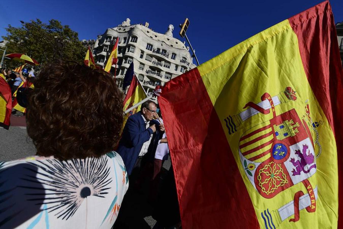 La marcha convocada por Societat Civil Catalana bajo el lema 'Tots som Catalunya. Per la convivència, seny!