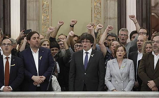 Los consellers acatan su destitución sin conflicto