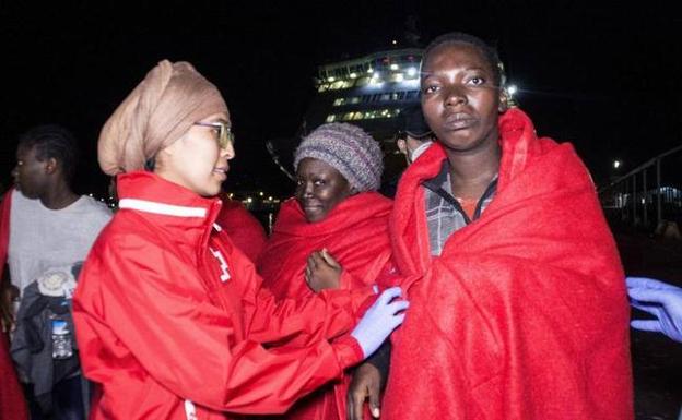 Llegada al puerto de Motril de los inmigrantes rescatados por Salvamento marítimo.