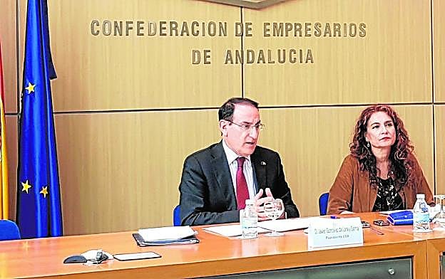 La consejera de Hacienda y el presidente de la CEA, durante su reunión de ayer.
