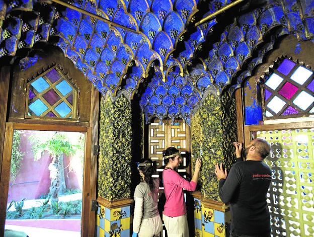 Restauradores en la Casa Vicens de Barcelona. :: Enric Fontcuberta / Efe