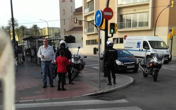 Agentes de la Policía Nacional, ayer, minutos después del asalto a la oficina de Unicaja en la calle La Hoz. 