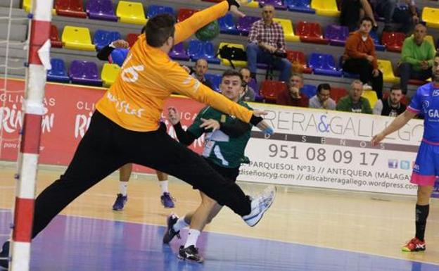 Imagen de archivo de uno de los partidos de balonmano entre equipos malagueños. 