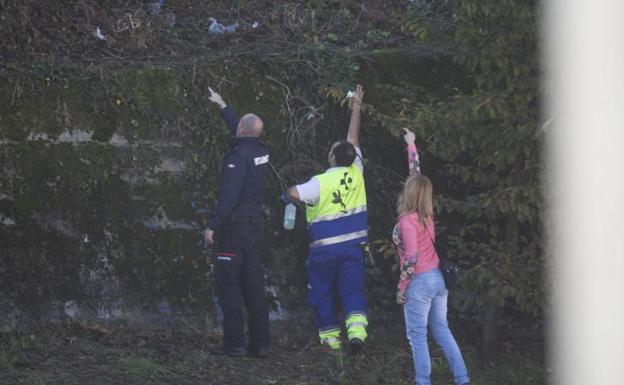 Policía y sanitarios señalan el lugar donde ha sido hallada la mujer.