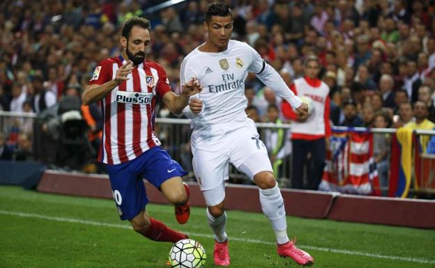 Juanfran y Cristiano Ronaldo, en un derbi madrileño. 