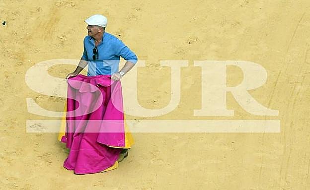 Antonio Banderas, capote en mano, ayer durante un descanso en el rodaje de ‘Genius’. 