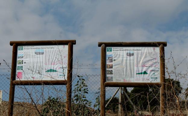 Imagen principal - 1. Paneles indicativos de las rutas SL-A-82 y SL-A-83.2. Los primeros dos kilómetros se recorre el cauce seco del arroyo Granadillas.3. Cartel que indica la salida hacia la izquierda.