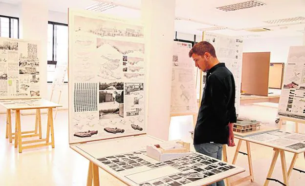 Visitante en la Bienal de arquitectura. :: Crónica