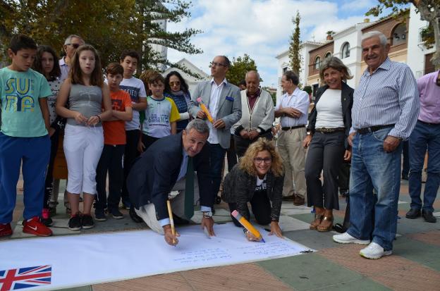 El gerente y la alcaldesa nerjeña, ayer en el inicio del poema. :: e. c.