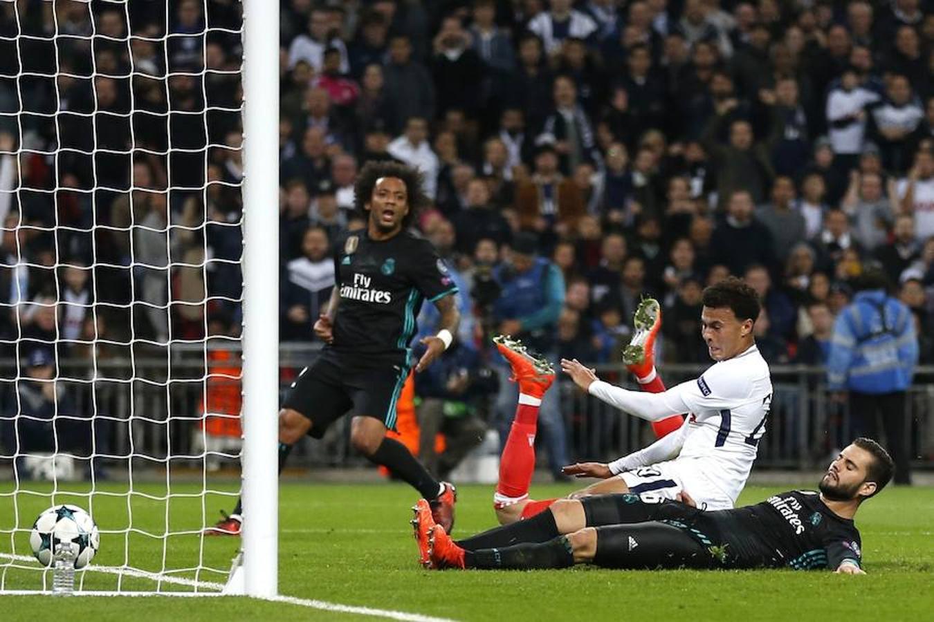 Los dos mejores equipos del Grupo H pelearon por la primera plaza del grupo en Wembley, que vibró y elevó los decibelios durante algunos momentos como el 1-0 de Delle Alli.