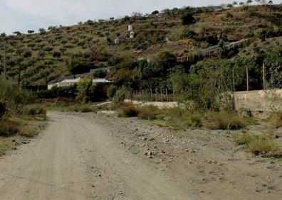 Imagen secundaria 1 - 1. Paneles indicativos de las rutas SL-A-82 y SL-A-83.2. Los primeros dos kilómetros se recorre el cauce seco del arroyo Granadillas.3. Cartel que indica la salida hacia la izquierda.