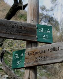 Imagen secundaria 2 - 1. Paneles indicativos de las rutas SL-A-82 y SL-A-83.2. Los primeros dos kilómetros se recorre el cauce seco del arroyo Granadillas.3. Cartel que indica la salida hacia la izquierda.