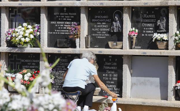 Imagen principal - Todos los Santos: entre el recuerdo a los familiares fallecidos y el recorrido turístico