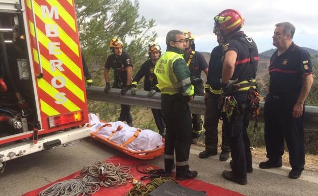 Fallece un motorista de 46 años tras caer por un barranco de 20 metros en Málaga