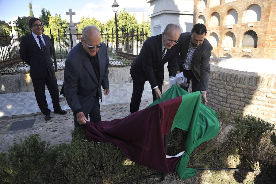 El alcalde, Francisco de la Torre, acompañado por el que fuera durante años deán de la Catedral de Málaga, Francisco García Mota, ha sido el encargado de destaparla