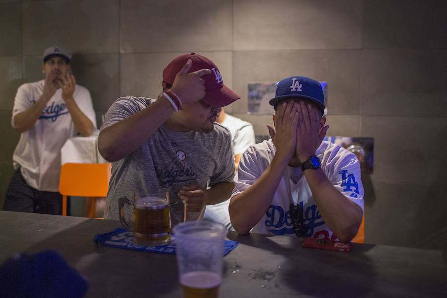 Los Houston Astros ganaron por primera vez en su historia las Series Mundiales de béisbol tras imponerse a Los Angeles Dodgers.