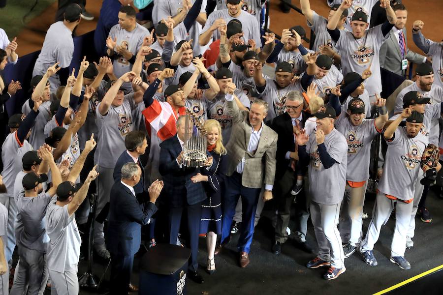 Los Houston Astros ganaron por primera vez en su historia las Series Mundiales de béisbol tras imponerse a Los Angeles Dodgers.