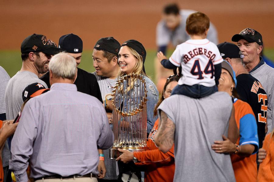 Los Houston Astros ganaron por primera vez en su historia las Series Mundiales de béisbol tras imponerse a Los Angeles Dodgers.