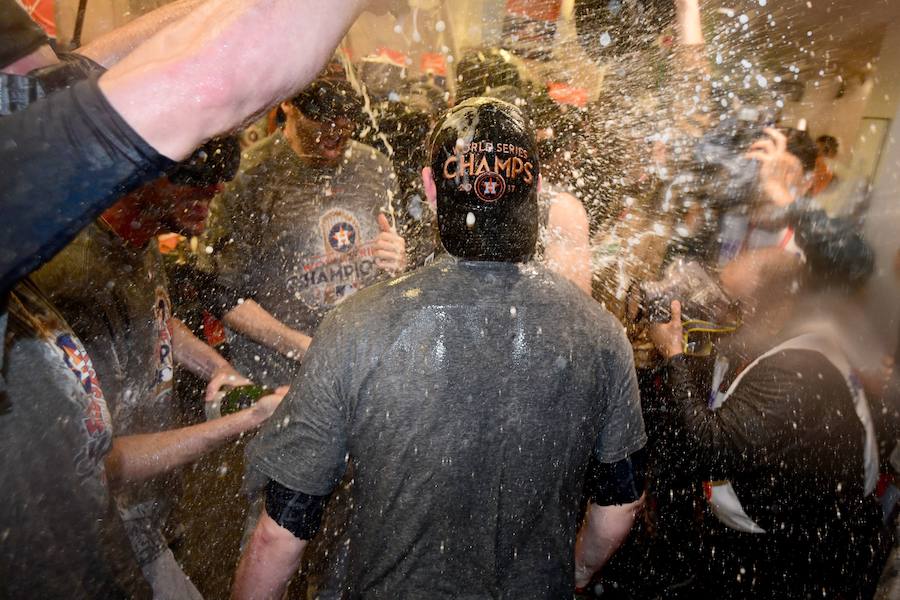 Los Houston Astros ganaron por primera vez en su historia las Series Mundiales de béisbol tras imponerse a Los Angeles Dodgers.