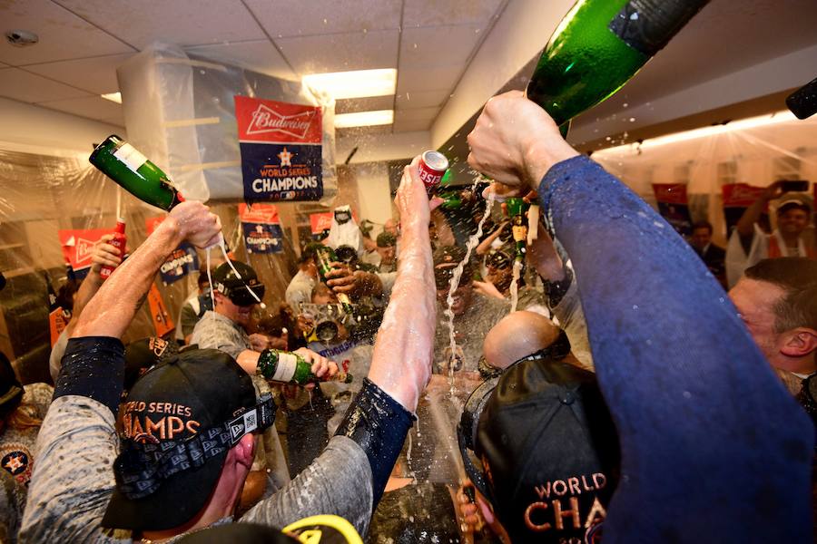 Los Houston Astros ganaron por primera vez en su historia las Series Mundiales de béisbol tras imponerse a Los Angeles Dodgers.