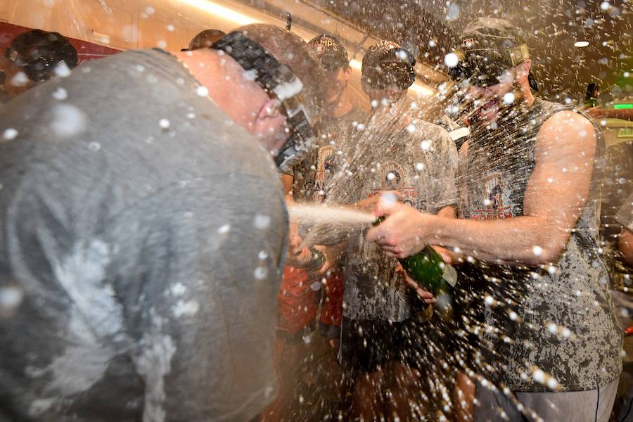 Los Houston Astros ganaron por primera vez en su historia las Series Mundiales de béisbol tras imponerse a Los Angeles Dodgers.