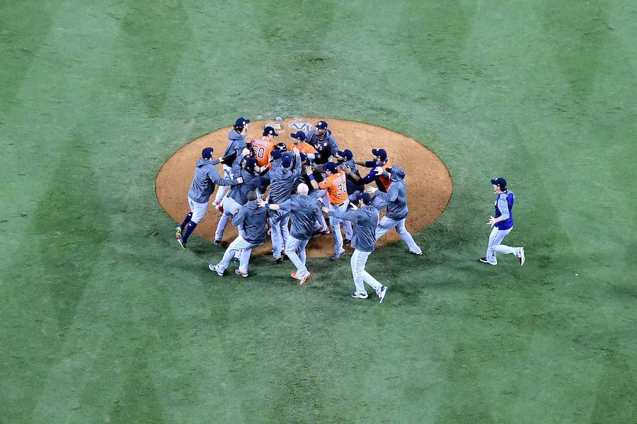 Los Houston Astros ganaron por primera vez en su historia las Series Mundiales de béisbol tras imponerse a Los Angeles Dodgers.