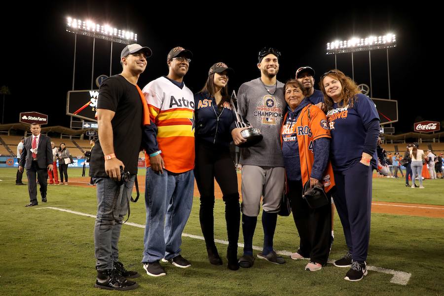 Los Houston Astros ganaron por primera vez en su historia las Series Mundiales de béisbol tras imponerse a Los Angeles Dodgers.
