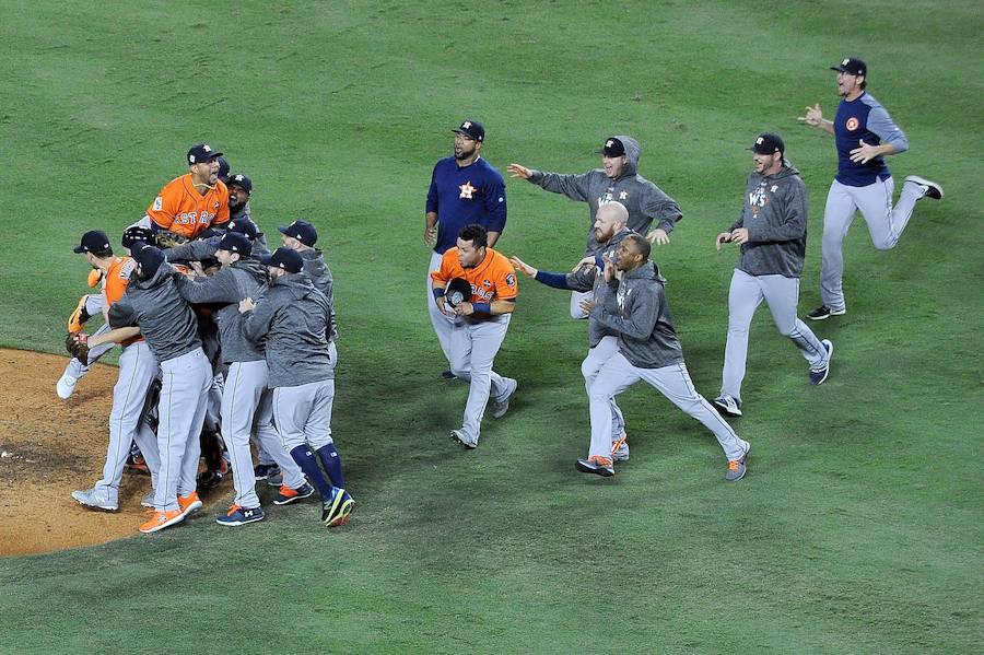 Los Houston Astros ganaron por primera vez en su historia las Series Mundiales de béisbol tras imponerse a Los Angeles Dodgers.