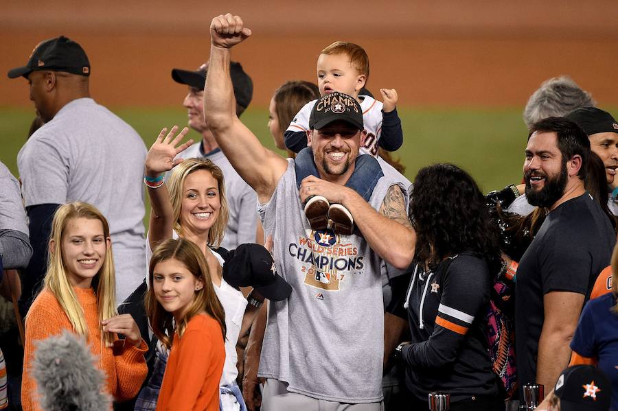 Los Houston Astros ganaron por primera vez en su historia las Series Mundiales de béisbol tras imponerse a Los Angeles Dodgers.
