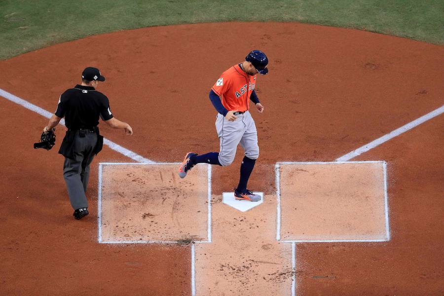 Los Houston Astros ganaron por primera vez en su historia las Series Mundiales de béisbol tras imponerse a Los Angeles Dodgers.