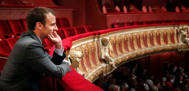 Macron, en un ensayo de ópera.. :: Afp
