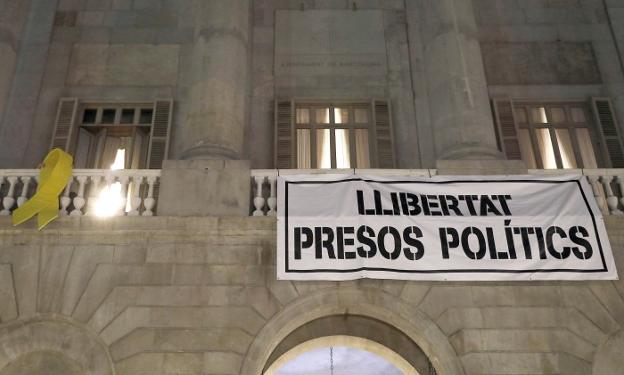 Pancarta colocada ayer en el balcón principal del Ayuntamiento de Barcelona que reclama la 'libertad de los presos políticos'. :: Andreu Dalmau / efe