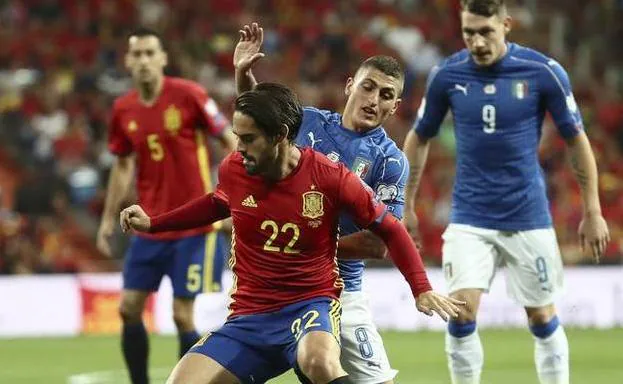 Isco encabeza la expedición de la Selección Española a Málaga. 