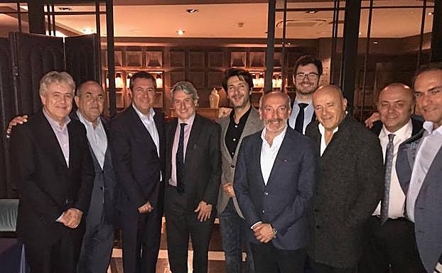 Juan Espadas, tercero por la izquierda, junto a empresarios españoles en el Hispania