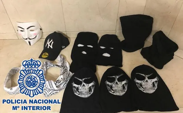 Ocho jóvenes detenidos en Málaga por asaltar a dos menores ocultos bajo caretas de Halloween
