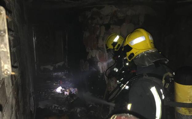 Dos personas atendidas en el incendio de una vivienda en Málaga capital