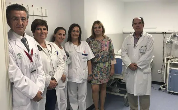 La delegada de Salud, segunda por la derecha, junto al doctor De la Cruz, en la unidad del sueño.